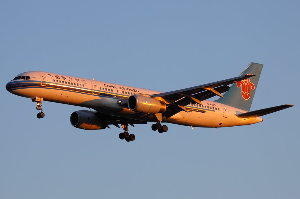 China_Southern_Airlines_Boeing_757-200_B-2830_SVO_2012-5-25