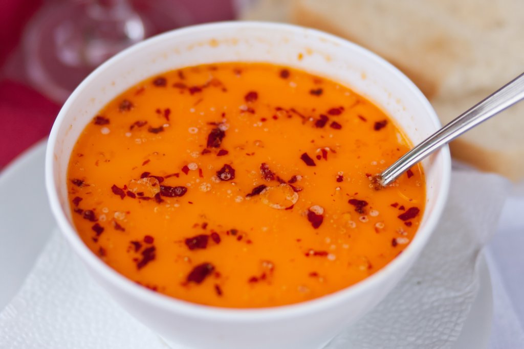 Шкембе чорбаШкембе чорбата може и да е с турски произход, но този бульон-трезве е емблематичен за България. У нас традиционно се прави от телешко шкембе, прясно мляко и запръжка от масло с червен пипер. Чесънът с оцет и лютото са (почти) задължителни, за да е пълно удоволствието. 
Допуска се шкембето да е агнешко или овче. В някои краища на България се използва брашно за сгъстяване или кисело мляко, но оригиналните рецепти в старите рецептурници са за млечна супа с шкембе и запръжка. Такъв е и турският оригинал. 
Най-общо рецептата е литър мляко на килограм перфектно изчистено шкембе, към което запръжката е от 100-120 грама масло и около 4-5 супени лъжици червен пипер. Не се използват никакви специални фиксове.