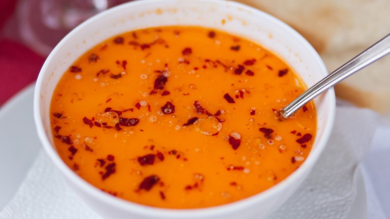 Шкембе чорбаШкембе чорбата може и да е с турски произход, но този бульон-трезве е емблематичен за България. У нас традиционно се прави от телешко шкембе, прясно мляко и запръжка от масло с червен пипер. Чесънът с оцет и лютото са (почти) задължителни, за да е пълно удоволствието. 
Допуска се шкембето да е агнешко или овче. В някои краища на България се използва брашно за сгъстяване или кисело мляко, но оригиналните рецепти в старите рецептурници са за млечна супа с шкембе и запръжка. Такъв е и турският оригинал. 
Най-общо рецептата е литър мляко на килограм перфектно изчистено шкембе, към което запръжката е от 100-120 грама масло и около 4-5 супени лъжици червен пипер. Не се използват никакви специални фиксове.