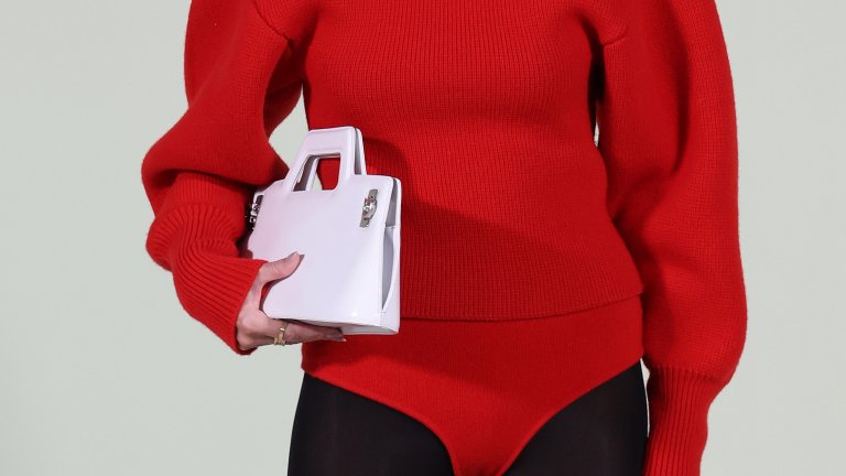 “Старо, но златно”
Кой да предположи, че ще дойде ден, в който чантата на баба ви ще изглежда като извадена от бутик на Balenciaga? Този ден дойде. През последните месеци дизайнерите съживиха модели от 50-те и 60-те, с което предлагат да се разхождате по улиците с истински антики под ръка.