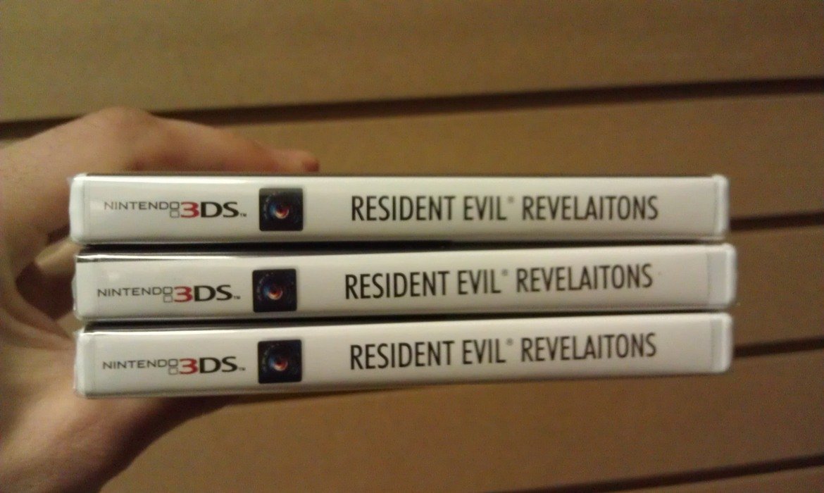 По обложката посрещат

Понякога студиото може да направи всичко по силите си и въпреки това някой друг да провали иначе добрата игра. Като например да допусне грешка при изписването на заглавието на играта и да опропасти хиляди обложки. Точно това се случи с прословутата 3DS версия на Resident Evil Revelations, която бе пусната по магазините като Revelaitons. Проклятието на сгрешения клавиш не прости и на Нарутo, чието име бе изписано като Naturo на обложката на Naruto Powerful Shippuden. Накрая задължително трябва да припомним и Wii версията на Okami - тази уникално красива PS2 класика бе опорочена, след като мързелив служител на Capcom допусна на обложката да сложи корица с водния знак на големия геймърски уебсайт IGN.
