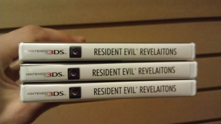 Resident Evil Revelations

По дрехите посрещат, а по ума изпращат - в този случай умната поговорка може да започне с "По обложката посрещат...", а Capcom не изчака, за да я довърши. Понякога студиото може да направи всичко по силите си и въпреки това някой друг да провали иначе добрата игра. Като например да допусне грешка при изписването на заглавието на играта и да опропасти хиляди обложки. Точно това се случи с прословутата 3DS версия на Resident Evil Revelations, която бе пусната по магазините като Revelaitons, и това наложи спешното изтегляне от търговската мрежа на засегнатите бройки. Между другото, проклятието на сгрешения клавиш не прости и на Нарутo, чието име бе изписано като Naturo на обложката на Naruto Powerful Shippuden. Накрая задължително трябва да припомним и Wii версията на Okami - тази уникално красива PS2 класика бе опорочена, след като мързелив служител на Capcom допусна да сложи корица с водния знак на IGN.