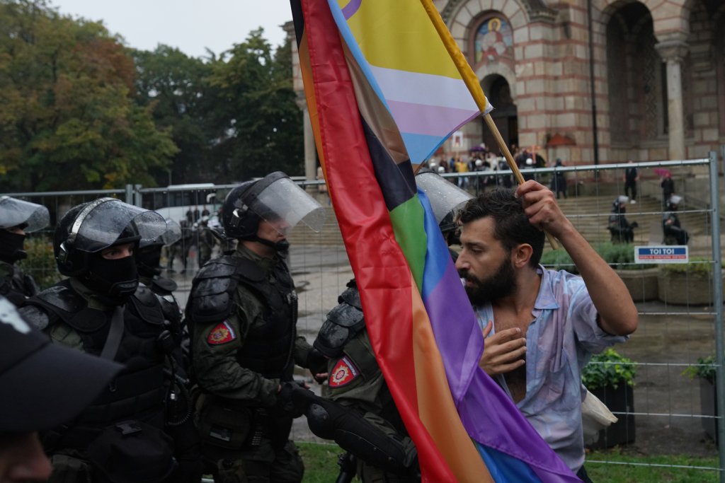Десетки задържани и тежки безредици - прайдът в Белград все пак се състоя
