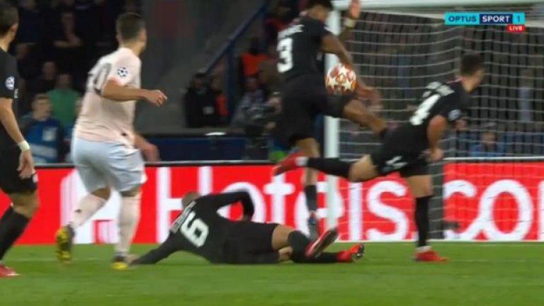 "Това е позор. От УЕФА са избрали четирима души, които нищо не разбират от футбол", написа бразилецът.