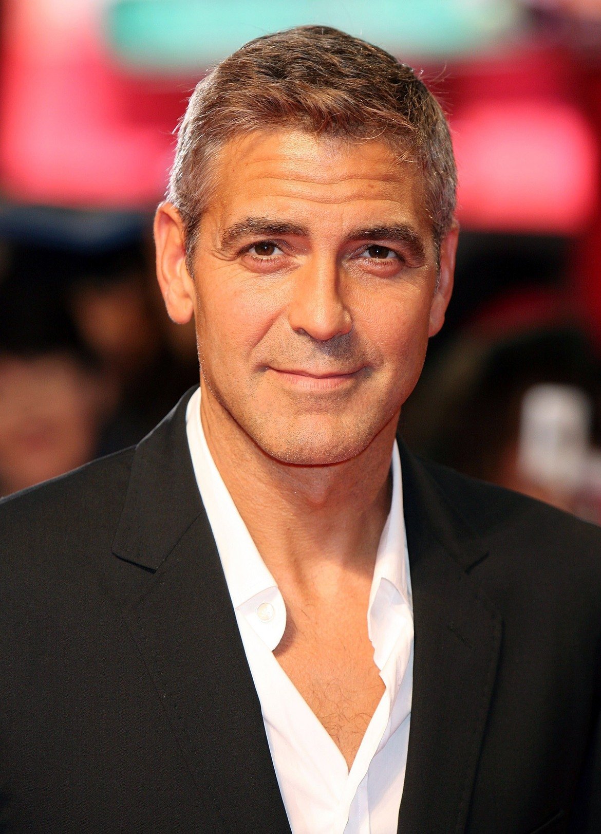  Джордж Клуни 

Напоследък го гледаме повече в реклами на кафе, отколкото в пълнометражни хитове, но продължаваме да смятаме, че Клуни е супер сексапилен. Доктор Де Силва подкрепя това твърдение с факти - лицето на актьора дава 89,91 на сто според Златното сечение. За почти съвършени при него се смятат носа и формата на лицето.