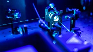 laser reflect on optic table un quantum laboratory b