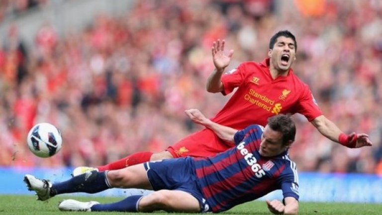 9. Симулацията срещу Стоук бе абсолютна класика, която отврати дори някои от феновете на Ливърпул. Суарес заяви след мача, че е симулирал, защото е искал отборът му да победи.