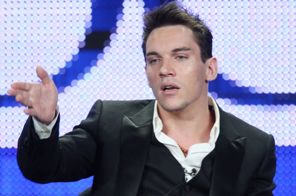 Проблемите му на летището са достойни за роман
Пиянските инциденти на актьора далеч не приключват единствено с кавги и шофиране в нетрезво състояние. На няколко пъти различни авиокомпании се оплакват, че се качва пиян на самолета и буйства. Веднъж е арестуван след отказа да изгаси електронната си цигара, докато чака да чекират багажа му. 
Но при един инцидент с полет на American Airline от Ню Йорк към Лондон звездата прекрачва границите, наричайки един от служителите на превозвача “негър”. След тази случка от American Airline забраняват на Майерс да се качва на техен самолет до живот.