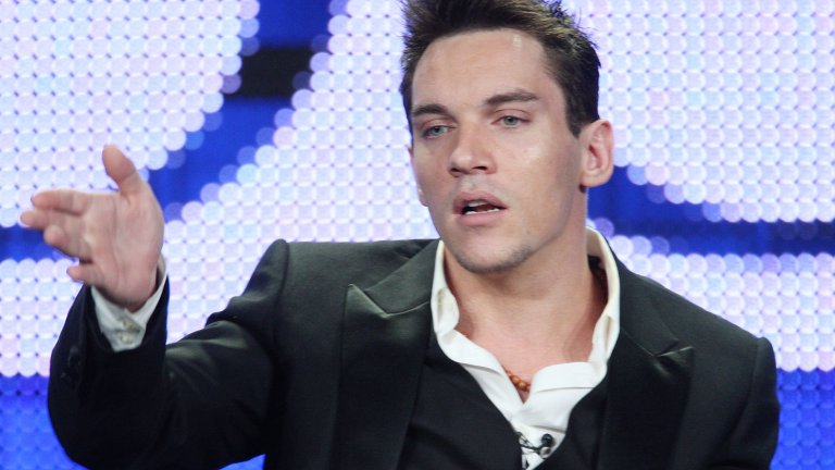 Проблемите му на летището са достойни за роман
Пиянските инциденти на актьора далеч не приключват единствено с кавги и шофиране в нетрезво състояние. На няколко пъти различни авиокомпании се оплакват, че се качва пиян на самолета и буйства. Веднъж е арестуван след отказа да изгаси електронната си цигара, докато чака да чекират багажа му. 
Но при един инцидент с полет на American Airline от Ню Йорк към Лондон звездата прекрачва границите, наричайки един от служителите на превозвача “негър”. След тази случка от American Airline забраняват на Майерс да се качва на техен самолет до живот.