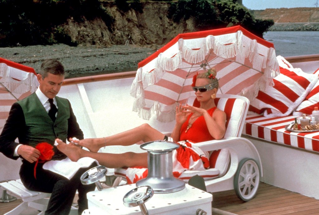 През 1987 г. Голди Хоун участва в \"Overboard\" и показва пищен бански костюм, подтикнат от бумът на Уолстрийт. 
