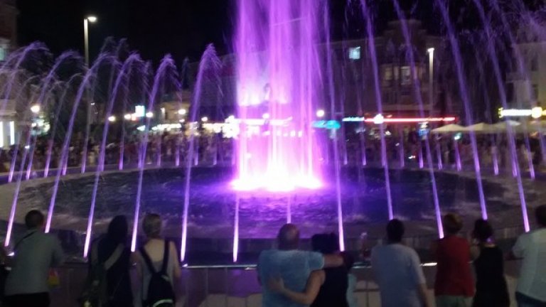 400 прожектора осигурават разнообразието от цветни комбинации на новата придобивка на Варна