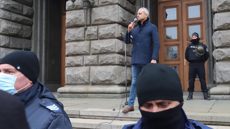 "Възраждане" на протест срещу мерките, Петков излезе да говори с тях (Снимки)