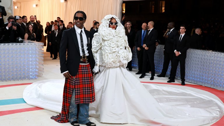 Риана и ASAP Rocky
Кралицата на модния стил - Риана, облече рокля на Valentino, която интерпретираше един от най-известните костюми на Chanel - в бял цвят и акцент от камелии. Половинката на изпълнителката ASAP Rocky се облече в костюм, който Лагерфелд е носил приживе - черно сако, бяла риза и шотландски килт.