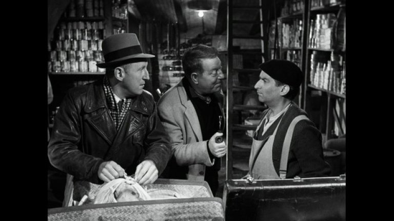 10. Преминаване през Париж, La traversеe de Paris (1956)
Още един филм за Франция от 40-те години. Лентата на режисьора Клод Отан-Лара от 1956 г. е вдъхновена от книгата на Марсел Еме и събира двама от най-добрите френски актьори – Жан Габен и Бурвил.
Мартен е безработен таксиметров шофьор, който работи на черния пазар, за да оцелява. Един ден се налага да пренесе през Париж четири куфара, пълни със свинско месо. Когато разбира, че обичайният му съучастник е арестуван, предлага на напълно непознат (Габен) да му помогне в начинанието. Вместо да помага, обаче, той се оказва напълно неконтролируем и поставя под заплаха целия замисъл. 
Филмът е заснет 11 години след края на Втората световна война, като показва французите в доста негероична светлина – далеч от идеалния образ, който генерал Дьо Гол се опитва да наложи. Клод Отан-Лара показва подчинена Франция, в която властват опортюнистите (двамата герои във филма), антисемитите, колаборационистите и страхливците. Това без съмнение е най-добрият филм на Клод Отан-Лора, нихилист и провокатор, който ни поднася малък шедьовър на френското кино.