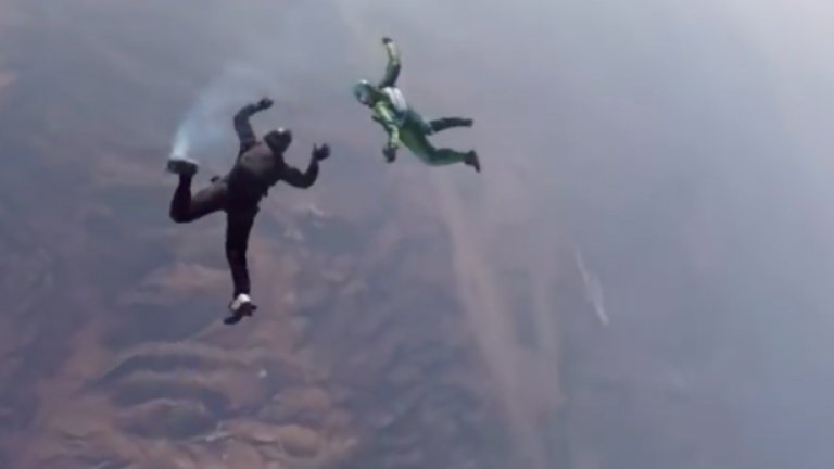 42-годишният американец Люк Айкинс скочи от 7600 метра без парашут