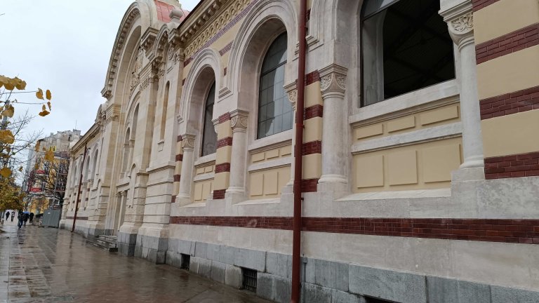 Как изглежда фасадата на Централните хали след ремонта (снимки)