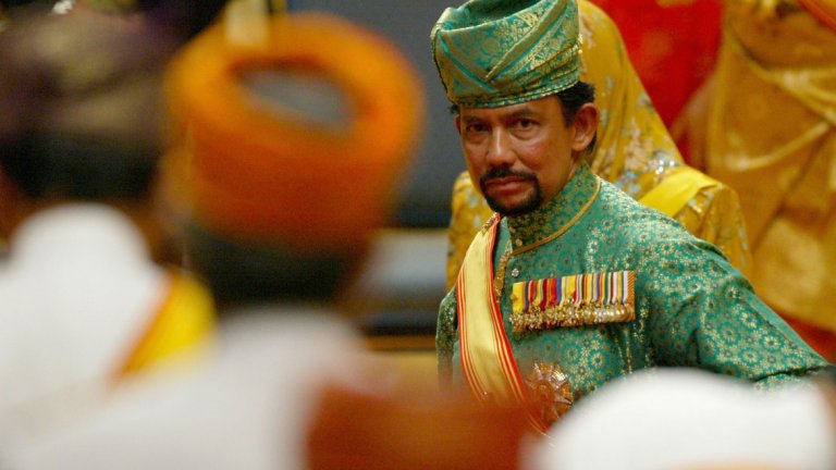 Султанът на Бруней Хасанал Болкиа се опитва да реши икономически проблеми с драконовски наказания по ислямския закон