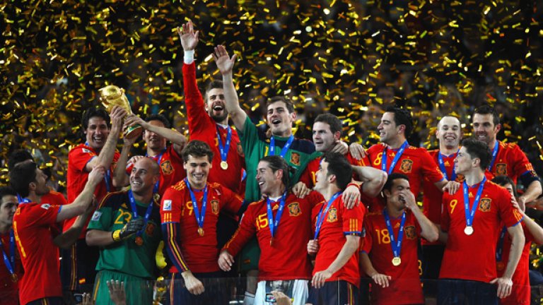Испанският национален отбор празнува празнува първата си световна титла