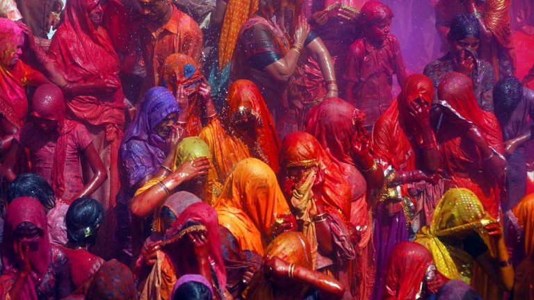 В Индия е време за Холи - пищният празник на пролетта и цветовете