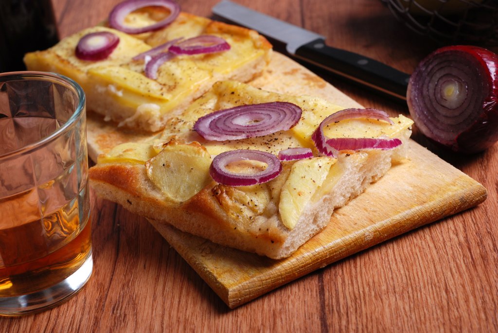 Фокача с картофи и лукБърза, елементарна, при това – с домашно тесто. В дълбока купа сипваме 500 грама брашно, чаша вода, активираната в малко гореща вода мая (пакетче суха или половин кубче прясна), щипка сол и щипка захар. Омесваме меко, еластично и лесно за работа тесто, което разделяме на 4-5 големи топки.

400 грама картофи белим, режем на тънки колела и сваряваме леко в подсолена вода. От топките тесто оформяме плоски питки, мажем със зехтин и редим картофите. Печем в добре загрята на 180 градуса фурна, докато фокачите придобият златиста коричка. Сервираме с резени червен лук и струйка зехтин.