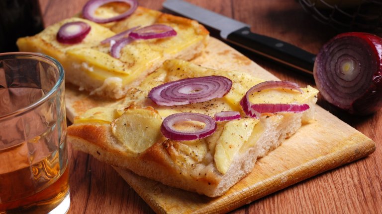 Фокача с картофи и лукБърза, елементарна, при това – с домашно тесто. В дълбока купа сипваме 500 грама брашно, чаша вода, активираната в малко гореща вода мая (пакетче суха или половин кубче прясна), щипка сол и щипка захар. Омесваме меко, еластично и лесно за работа тесто, което разделяме на 4-5 големи топки.

400 грама картофи белим, режем на тънки колела и сваряваме леко в подсолена вода. От топките тесто оформяме плоски питки, мажем със зехтин и редим картофите. Печем в добре загрята на 180 градуса фурна, докато фокачите придобият златиста коричка. Сервираме с резени червен лук и струйка зехтин.