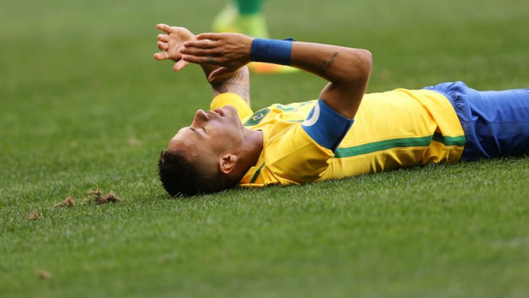 Неймар и останалите звезди на Бразилия се изложиха пред собствена публика, завършвайки 0:0 с ЮАР на старта на футболния турнир 