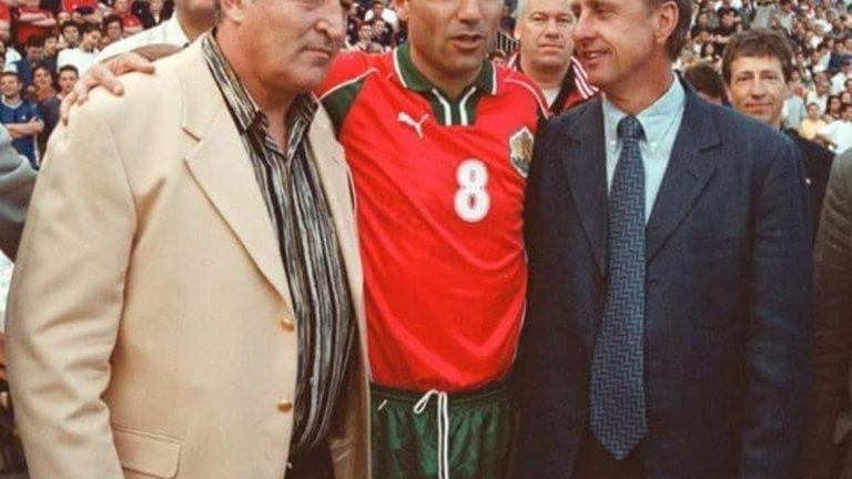 Снимка от мача България – Англия 1:1, игран на „Българска армия“, който е и последният в кариерата на Христо Стоичков в националната фланелка. На снимката Камата е между Йохан Кройф и Димитър Пенев.
