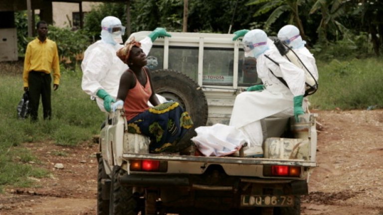 Екип изнася жертва на Ебола в Ангола в херметичен плик, на пикапа се вози негова близка