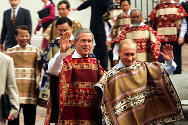 Две години по-рано - през 2004 г. Буш и Путин събраха погледите на световните медии, преоблечени с чилийски пончо на конференцията в Сантяго 