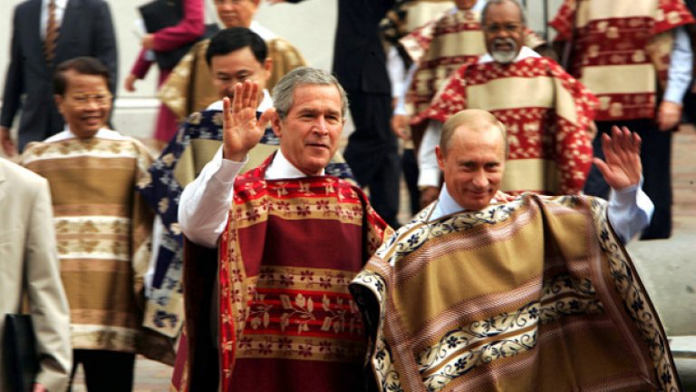 Две години по-рано - през 2004 г. Буш и Путин събраха погледите на световните медии, преоблечени с чилийски пончо на конференцията в Сантяго 