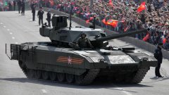 Танкът "Армата" бе представен, като практически завършен продукт и дори в руските медии се появиха съобщения, че към 2018-та ще се сглобяват по 500 танка годишно, а цялата поръчка ще е в обем от 2300 танка. Това, обаче е просто празничен PR от страна на Кремъл