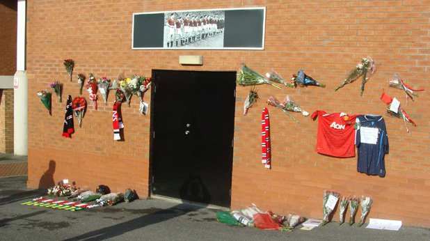 Фланелки, шалчета и цветя красят стената с плочата в памет на загиналите играчи. Не само на годишнината от трагедията. Случва се да оставят такива и гостуващи фенове при поредния мач на Юнайтед на стадиона.