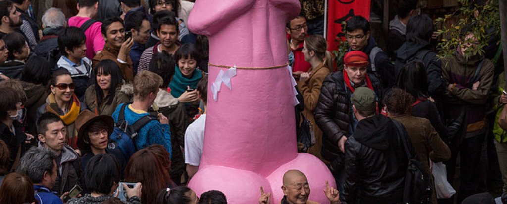 Да, точно така - един от най-колоритните фестивали в Япония е този на пениса. Общо взето по това време на годината всичко там придобива фалическа форма. Дори храната. Целта е да се отключат плодородието на земята и добрите сексуални отношения между хората.