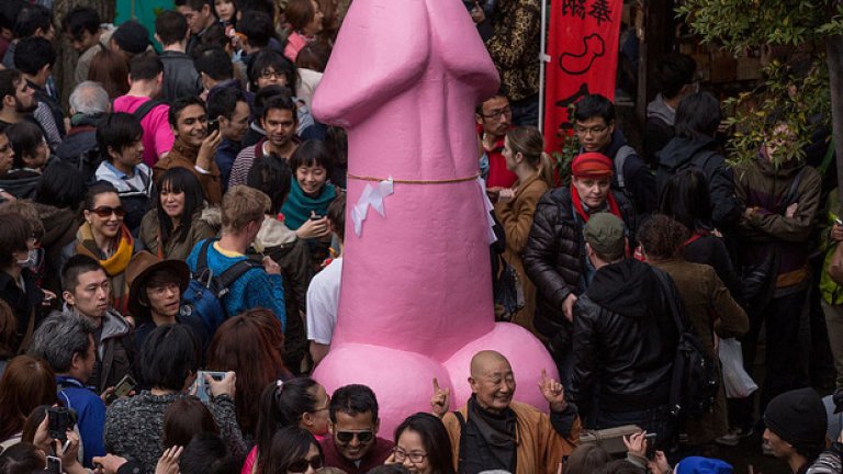 Да, точно така - един от най-колоритните фестивали в Япония е този на пениса. Общо взето по това време на годината всичко там придобива фалическа форма. Дори храната. Целта е да се отключат плодородието на земята и добрите сексуални отношения между хората.