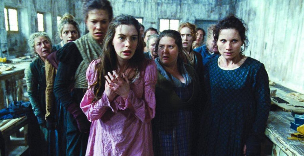 "Клетниците" (2012)
Филмът "Клетниците" обхваща десетилетия от историята на Франция през XIX век, като е базиран на едноименния мюзикъл от 1980 г., който е най-дълго играният в историята на Уест Енд. Въпреки че филмът има своите критици, особено по отношение на вокалното изпълнение на Ръсел Кроу в ролята на инспектор Жавер, той постига огромен успех в боксофиса, събирайки 442 милиона долара в световен мащаб. Лентата е номинирана за осем награди "Оскар“. Актрисата Ан Хатауей е отличена за поддържаща роля за превъплъщението си във Фантин.