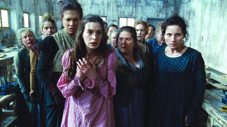 "Клетниците" (2012)
Филмът "Клетниците" обхваща десетилетия от историята на Франция през XIX век, като е базиран на едноименния мюзикъл от 1980 г., който е най-дълго играният в историята на Уест Енд. Въпреки че филмът има своите критици, особено по отношение на вокалното изпълнение на Ръсел Кроу в ролята на инспектор Жавер, той постига огромен успех в боксофиса, събирайки 442 милиона долара в световен мащаб. Лентата е номинирана за осем награди "Оскар“. Актрисата Ан Хатауей е отличена за поддържаща роля за превъплъщението си във Фантин.