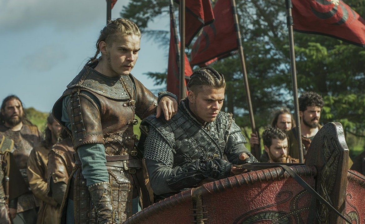 Vikings (сезон 5)

Историческата продукция на History Channel се превърна в изненадващ хит. Легендата за Рагнар Лотброк и неговите синове оживя в сериала, който запознава зрителите с елементи от културата и историята на викингите, примесени с интересни персонажи, интриги, предателства и зрелищни битки из цяла Европа. Петият сезон продължава тази традиция и определено сме доволни, че "Викинги" отново е на екран. За разлика от други сериали, той все още не се е изчерпал, а дори напротив - освежен е с нови герои.
