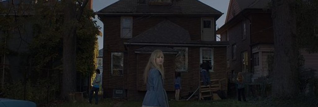It Follows
Един от най-обсъжданите хорър филми на годината, основан на концепцията, че някой или нещо постоянно те дебне – и можеш да се освободиш от него само като го предадеш нататък по полов път. Идеята сработва не само заради метафорите, вмъкнати от режисьора Дейвид Робърт Мичъл, а и заради достоверните, пълнокръвни герои. Това не са манекени с перфектни зъби, които пищят и бягат от зомбита, а млади хора, с които можеш да се асоциираш. И които по изключение не искаш да видиш как умират в кадър.