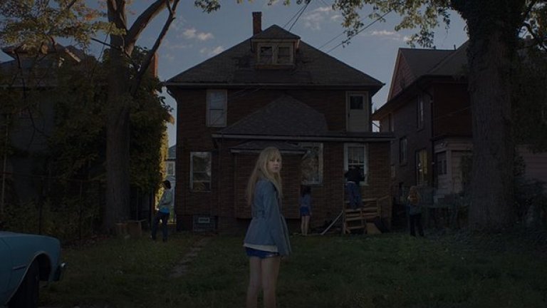 It Follows
Един от най-обсъжданите хорър филми на годината, основан на концепцията, че някой или нещо постоянно те дебне – и можеш да се освободиш от него само като го предадеш нататък по полов път. Идеята сработва не само заради метафорите, вмъкнати от режисьора Дейвид Робърт Мичъл, а и заради достоверните, пълнокръвни герои. Това не са манекени с перфектни зъби, които пищят и бягат от зомбита, а млади хора, с които можеш да се асоциираш. И които по изключение не искаш да видиш как умират в кадър.