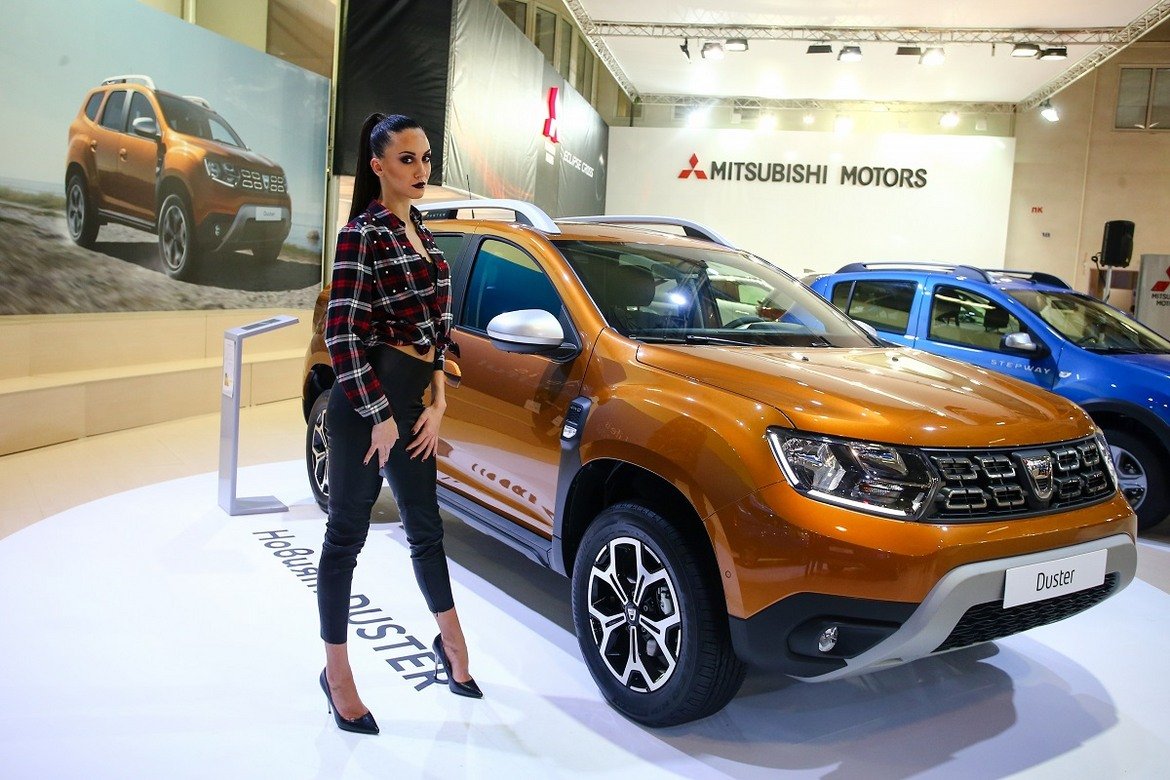 Новият Duster е първият модел на Dacia, който предлага автоматична климатична система. С пет вентилационни отвора (три по средата и по един във всеки край на арматурното табло) студеният или топъл въздух се обдухва по оптимален начин в купето. Климатичната система е модернизирана за употреба в по-топли климатични условия.

Новият Duster е достъпен и с безключов достъп – технология, която се използва и тества от няколко години в цялата група Renault. Тази ергономична система отваря автоматично всички врати, когато водачът се доближи до автомобила, и предлага дистанционно заключване (допълнено със звуково потвърждение) при отдалечаване автомобила. Не се налага водачът да изважда ключа от джоба си, за да стартира двигателя, тъй като това става чрез старт/стоп бутон.

За модела се предлага и система за предупреждение за сляпата точка (BSW). Четири ултразвукови сензора, разположени във всеки ъгъл на автомобила, засичат всички останали автомобили, включително мотоциклети и камиони, приближаващи отзад или отстрани. Предупредителна светлина мига в страничното огледало, ако е засечена опасност.

Моделът стартира на цени от 21 990 лв. Технически той е запазил гамата двигатели от своя предшественик, като ще продължи да се предлага с 1,6-литров бензинов атмосферен мотор със 115 к.с., като и с 1,2-литров с турбо, развиващ 125 к.с. Дизелите си остават два – с обем 1,5 литра, които предлагат 90 и 110 к.с. При версиите с предно предаване се залага на полунезависимо окачване, а при тези със система 4х4 има независима електромагнитна муфа отзад.