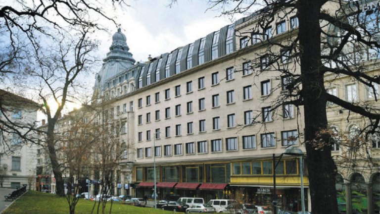 Сградата на вече бившия хотел "България". За времето на построяването си хотелът с нищо не отстъпва на най-скъпите и луксозни места в цяла Евопа. 