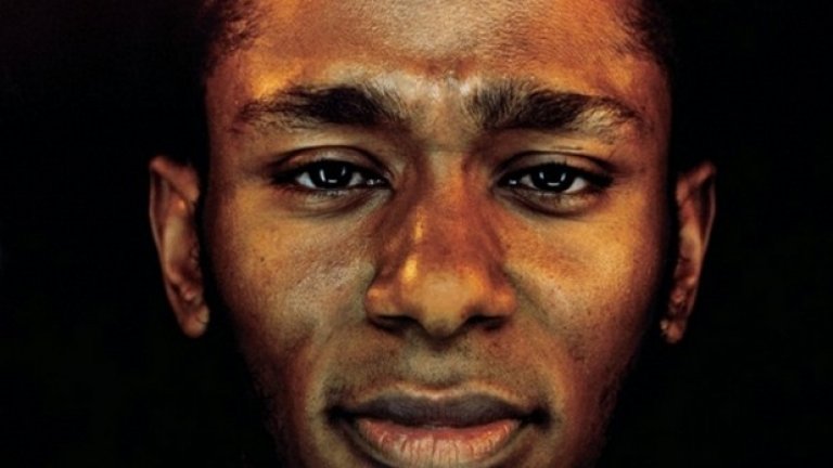 Mos Def – Black on Both Sides (1999)
Рядко се среща портрет на обложка, който не се стреми да представи изпълнителя откъм бляскавата му страна. На дебютния албум на Mos Def е изобразен изненадващо обикновен портрет. Дори да не привлече вниманието ви, загатва, че музиката вътре ще го направи.
