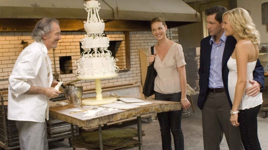 „27 сватби“: Тя е перфектната приятелка и най-добрата шаферка. Дава всичко от себе си, за да помогне на своите приятелки-булки в най-големия ден от живота им, дори и това да означава да остави себе си и своите желания на заден план. Той пък е журналист в