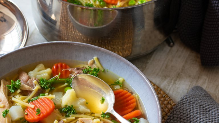 Бистра пилешка супаЗа максимално мързеливия вариант на тази пролетна бистра супа ще използваме готов замразен зеленчуков микс, който оставяме на стайна температура леко да се размрази. През това време запържваме лук, чесън и целина, които подправяме със сол, пипер и риган или магданоз, защо не и двете. 
След това прибавяме зеленчуците, сварено пилешко, накъсано на късчета, и около литър пилешки бульон и оставяме супата да къкри за около 10 до 20 минути. Преди да сервираме, подправяме щедро с лимонов сок и лимонови корички за доза пролетна свежест. В супата може да се прибави и фиде или дребна паста.