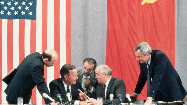 През лятото на 1991 г. съветската империя е в агония, която продължава вече няколко години. Във всяка от съставящите я 15 републики, включително Русия, има масови движения за независимост. Етнически конфликти и спорове за граници и територии избухват навсякъде; пролива се кръв.

Горбачов се лута между военни и мирни решения на възникващите кризи.