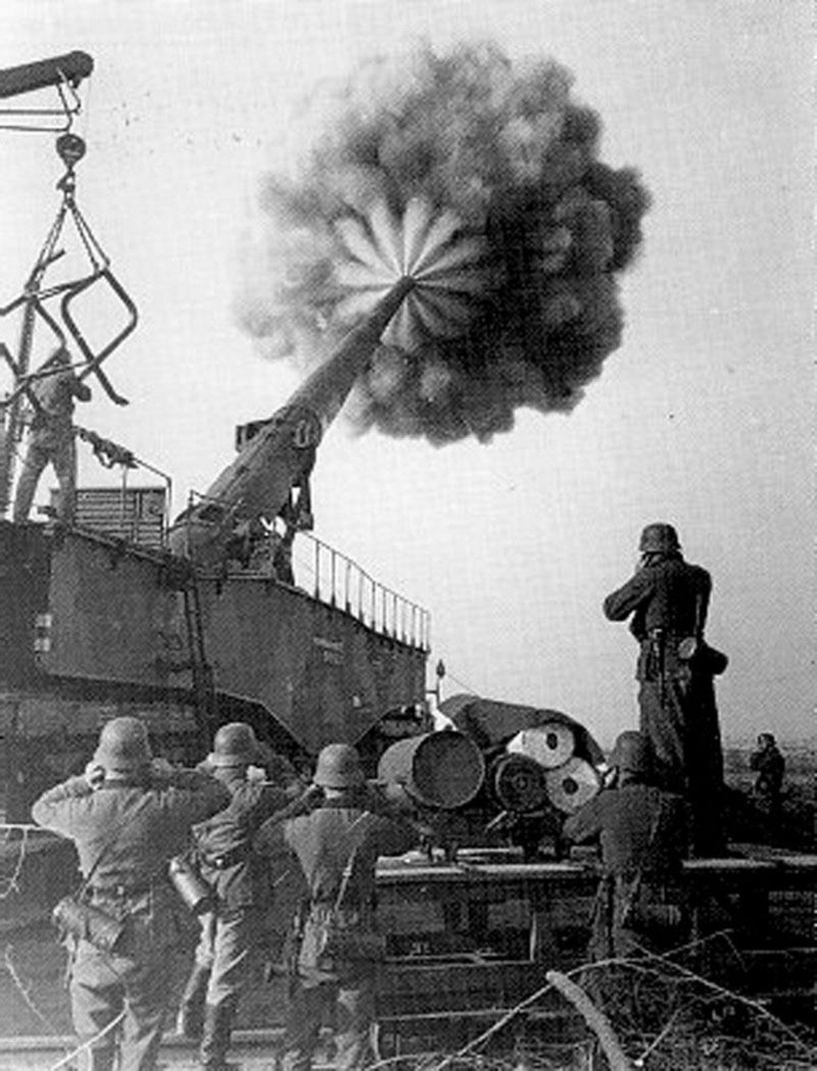 Тежкият Густав и Дора
"Густав", отново дело на "Круп", е бил най-едрокалибреното нарезно оръжие използвано някога, най-тежката артилерийска установка създавана някога и е стрелял най-тежките снаряди, използвани някога. Оръдията са проектирани към края на 30-те години като обсадна артилерия, способна да разруши френските укрепления на Линията Мажино, най-здравите укрепления по това време. "Тежкият Густав" е тежал 1350 тона и е имал обсег от 48 км. Самите снаряди са с тежест около 700 кг и се изстрелват със скорост 820 м/с. Дора е второто произведено оръдие по същия модел. Използвано е в Битката при Сталинград. Пристига на 15 km западно от града през август 1942 г, а през септември е приготвено за стрелба. Оттеглено е, когато съветските войски наближават и заплашват да го обкръжат. При изтеглянето на Вермахта от СССР, немците вземат Дора със себе си. Тежкият Густав е унищожен на 14 април 1945 г. от немците, 1 ден преди пристигането на американските войски, а Дора е преместена в Графенвер през март 1945 г, където и бива взривена месец по-късно.
