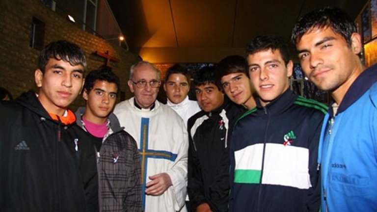 Папата като архиепископ на Буенос Айрес в обкръжението на юноши на Сан Лоренсо