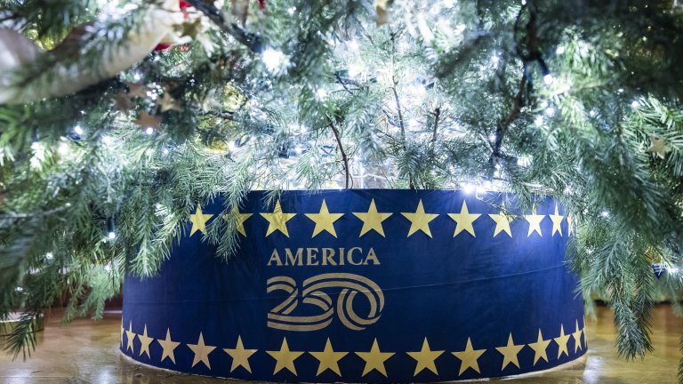 Kоледният кич на Мелания Тръмп - 50-килограмов сладкиш и портрети на Тръмп от Lego