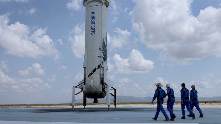 New Shepard на Blue Origin вече праща туристи в Космоса, като първият от тях беше лично Джеф Безос.