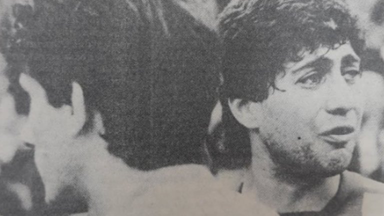 Защитникът на Ботев Благой Благнев плаче от мъка след загубения финал от Левски през 1984 г. в Кърджали. Пловдивчани отстъпват с 0:1, след като пропускат дузпа.